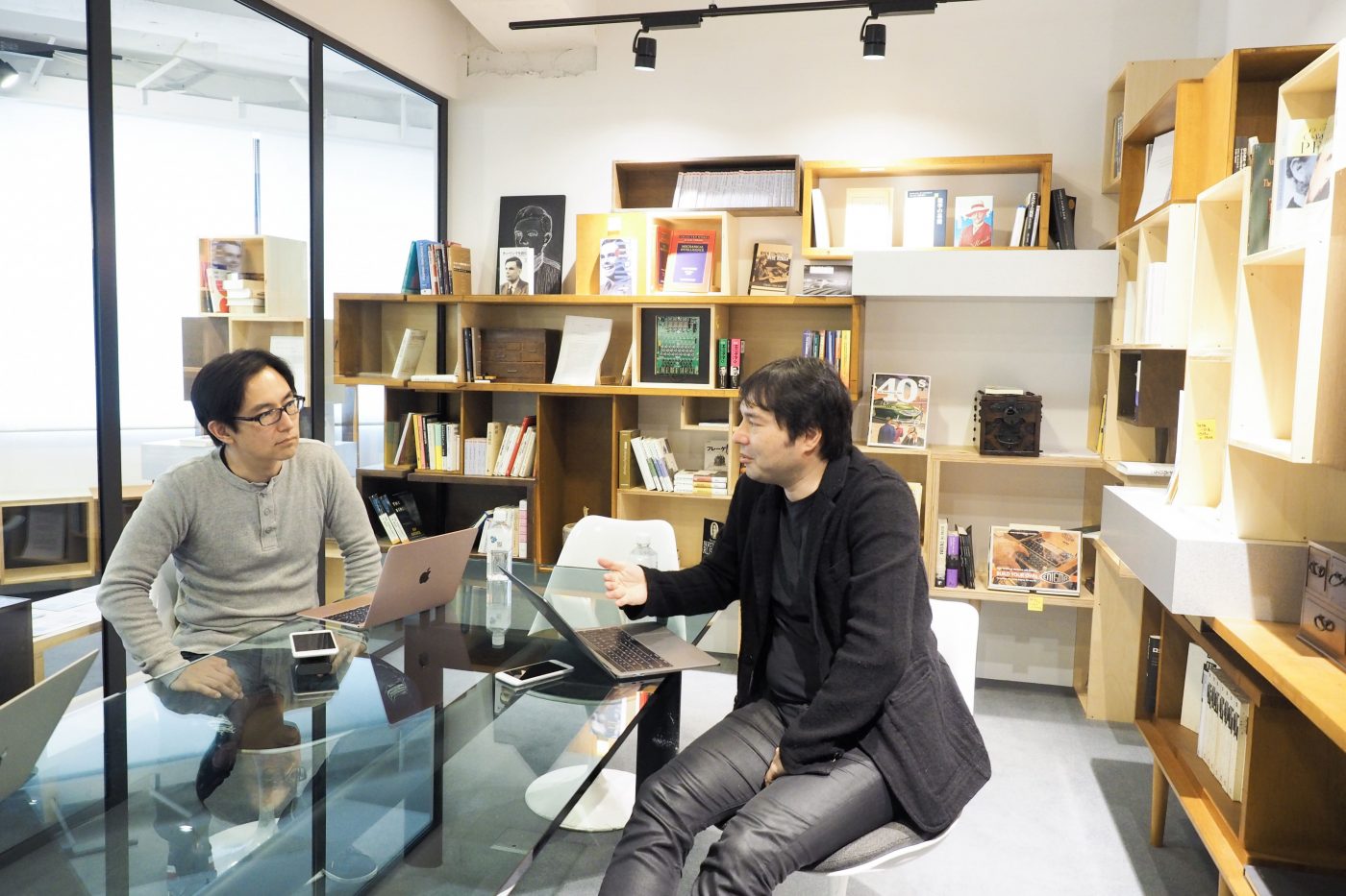 スマートニュース代表取締役会長 共同CEOの鈴木健氏（右）と、ITジャーナリストで元TechCrunch Japan編集長の西村賢（左）